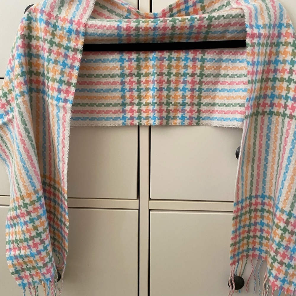Super soft brand new without tags acrylic scarf - Picture 2 of 3